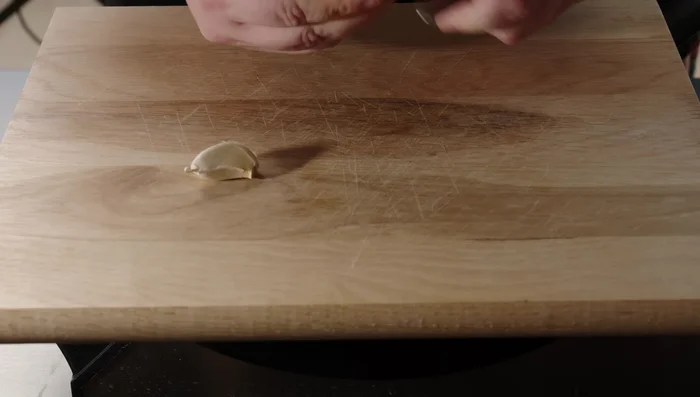 Cut some garlic into pieces.