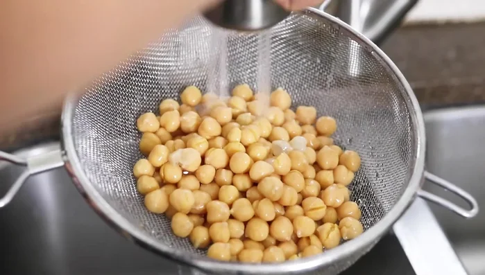 Add croutons and any other desired toppings (like chickpeas) just before serving. (187.5)