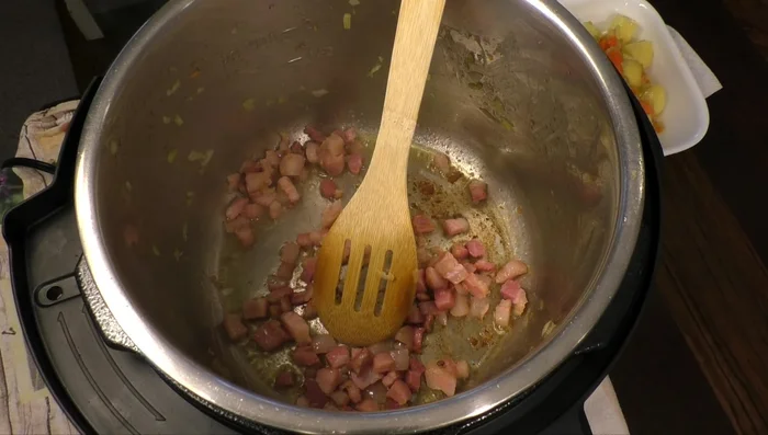 Add white wine and let the alcohol evaporate.
