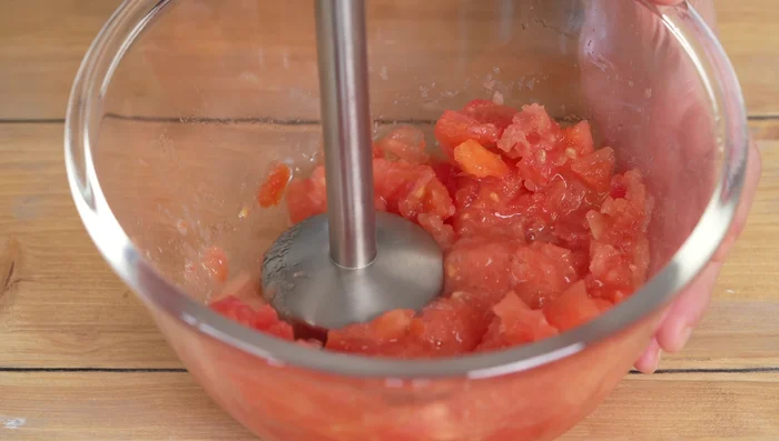 Blend the tomatoes (184.72) to your preferred texture.