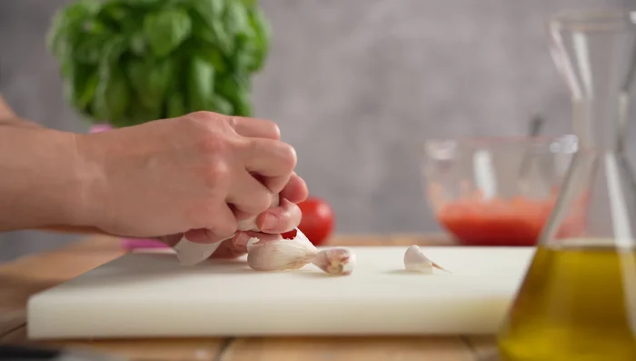 Combine the tomato sauce with garlic, basil, olive oil (249.519), salt, pepper, and let it rest for at least 15 minutes (283.52).