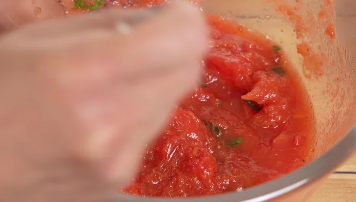 Remove the garlic cloves from the sauce (361.039). Add the grated Parmigiano-Reggiano (369.6).