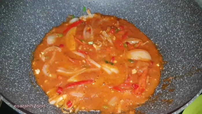 Add the remaining tomato sauce, water, salt, pepper, coriander powder, and oyster sauce to the wok.
