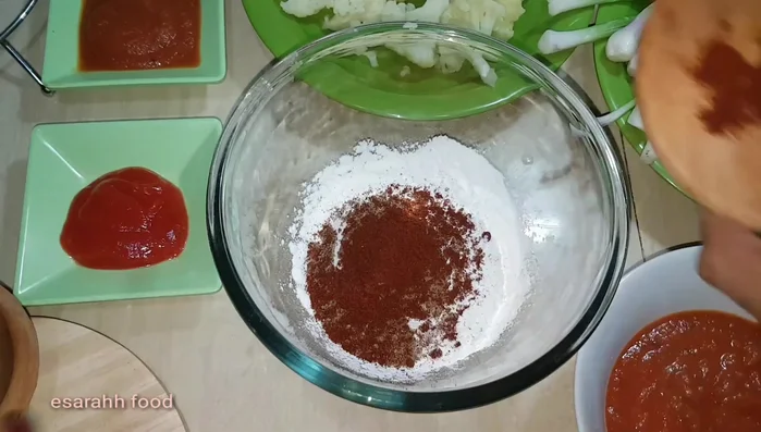 Combine the cauliflower and the sauce mixture in a bowl and mix well.