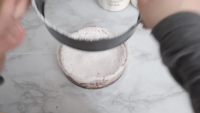 Let the cake cool completely. Dust with icing sugar (optional). [138.28]