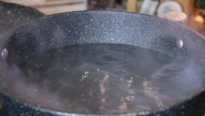 Boil salted water in a pot. Add spaghetti and cook until al dente (about 10-11 minutes).