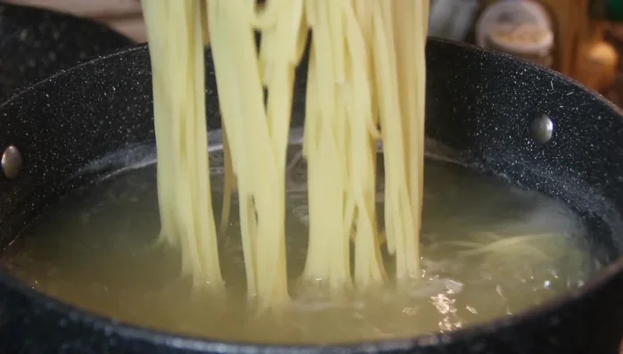 Strain the cooked spaghetti.