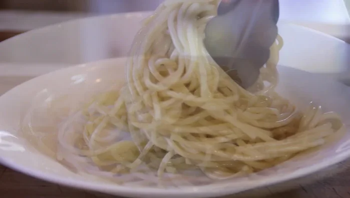 Plate the spaghetti, top with the sauce.