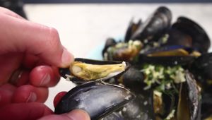 Easy Garlic White Wine Mussels Recipe (15-Minute Weeknight Meal)