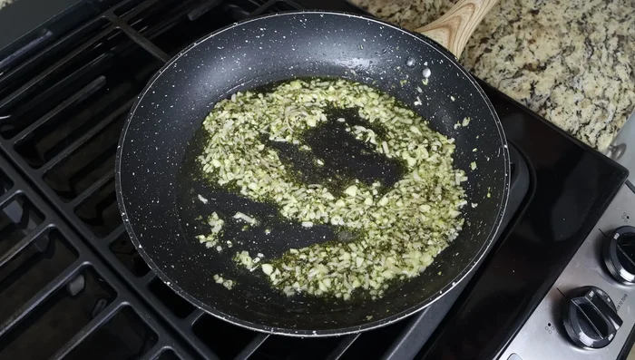 Add vegetable broth and bring to a boil over high heat. (122.799)