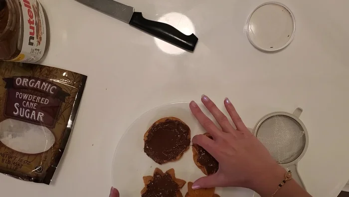 Reconstruct the pandoro by stacking the slices on top of each other in a zigzag pattern. Slightly rotate each slice so the points don't align perfectly.
