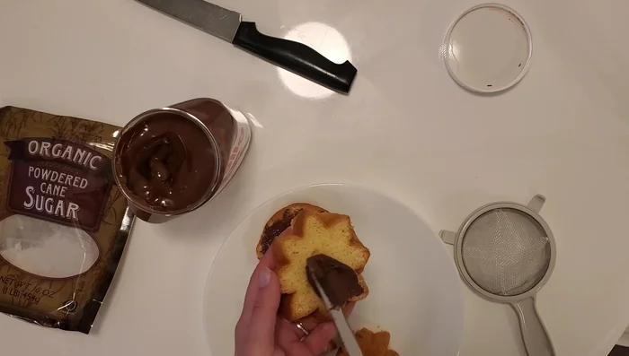Spread Nutella evenly on the surface of each pandoro slice.