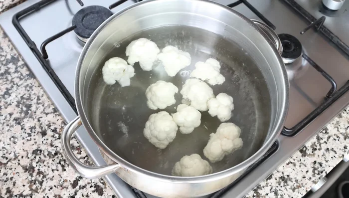 Add cauliflower florets to boiling water in batches, avoiding splashing. Boil for 4-6 minutes until tender but not mushy. (147.599)