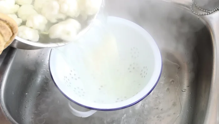 Drain the cauliflower in a colander. (187.519)