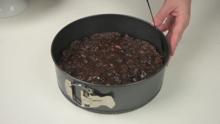 Once cool, run a knife around the edges of the pan to release the panforte.