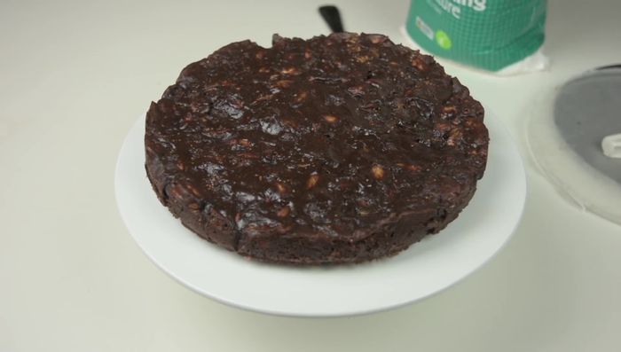 Generously dust the top with icing sugar.