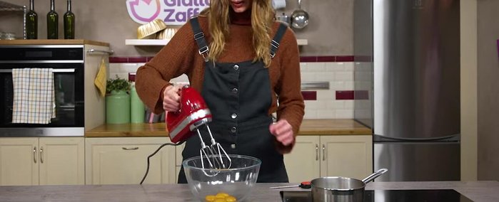 Once the syrup reaches 115°C, prepare the yolks. Don't whip them, just make them foamy.