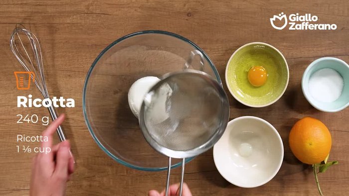 Drain the ricotta cheese. Stir it quickly with the egg, ensuring a smooth mixture without lumps.