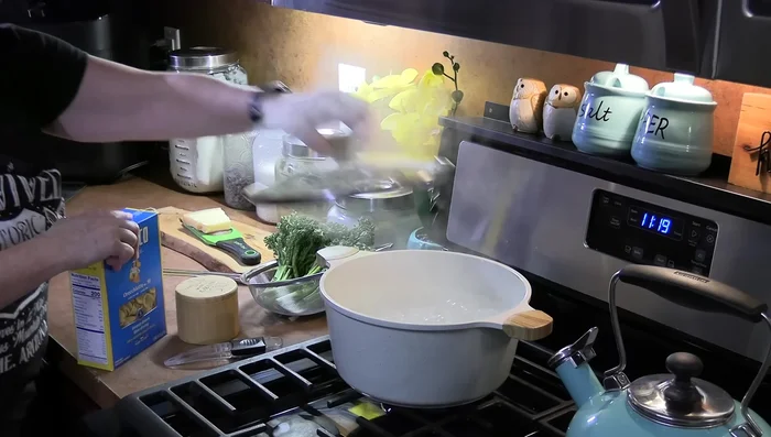 Bring a large pot of water to a boil. Add 1/2 tablespoon of salt.