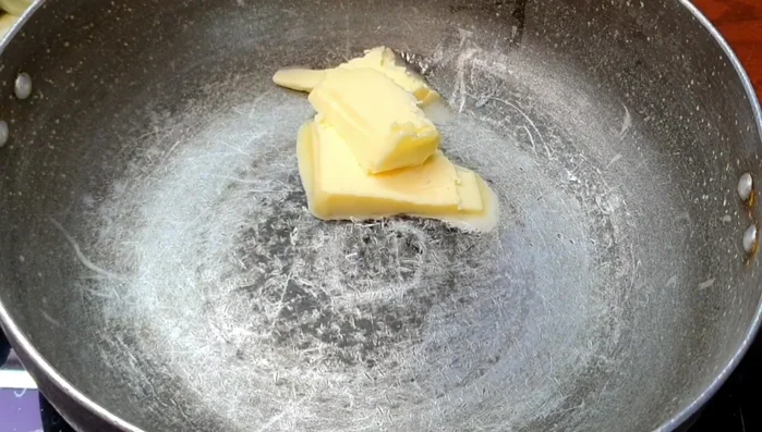 Melt 2 tablespoons of butter in a pan. Add 2-3 tablespoons of flour and fry well on low heat.