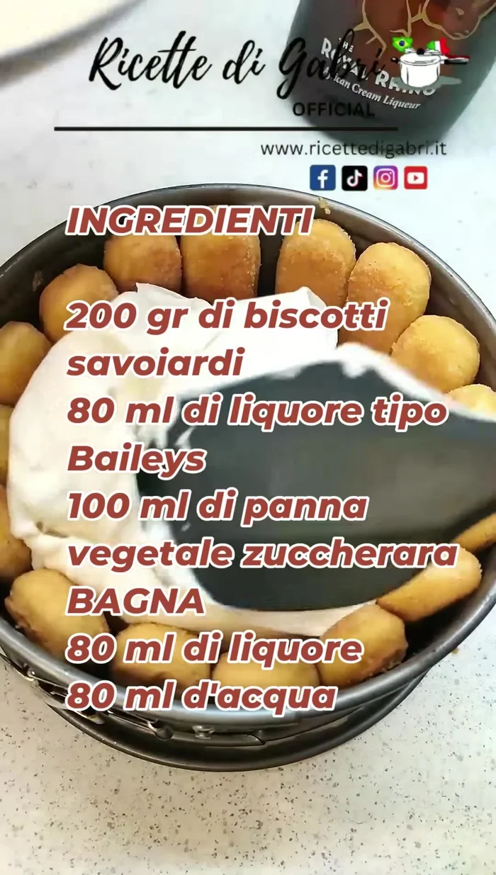 Spread a little more than half of the cream filling into the mold. [129.679]