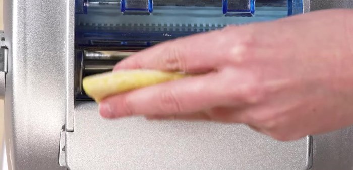 Feed the dough into the pasta machine, starting with the largest thickness setting. Fold the dough after each pass to even it out. Reduce the thickness progressively until it reaches 2 mm.
