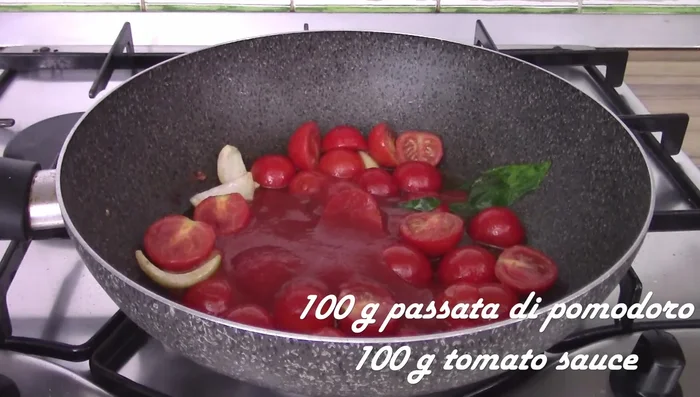 Add tomato puree and cook for 10 minutes. Return chicken to the pan, topping each slice with tomato paste.