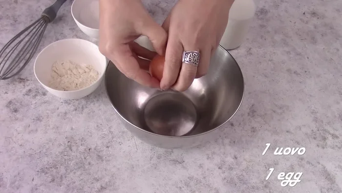 Prepare the cream: Whisk together egg, sugar, vanilla, and a little milk. Gradually add remaining milk and cook until thickened, stirring constantly.