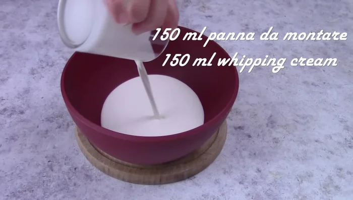 Whip the vegetable cream separately and set aside.