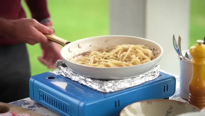 Add the cooked pasta to the peppercorn sauce, stir.