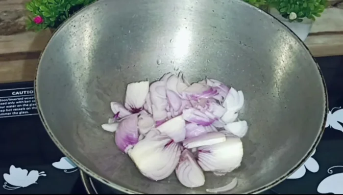Heat the pan and add 2 tablespoons of refined oil (or butter). Add chopped onions and fry until lightly golden.