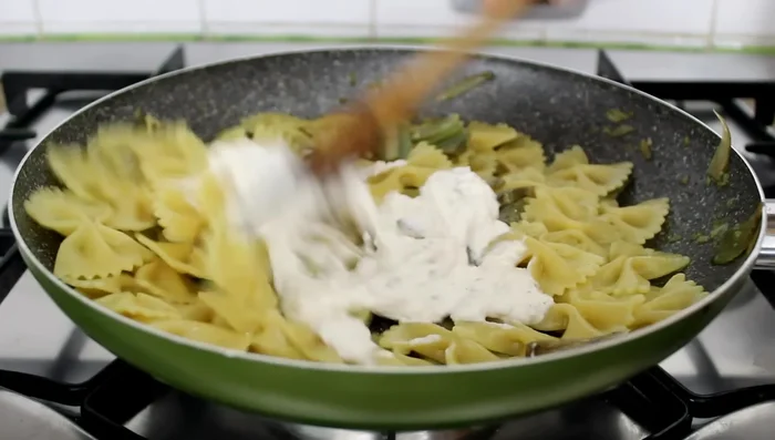 Add ricotta cream: Stir in the ricotta cream off the heat.