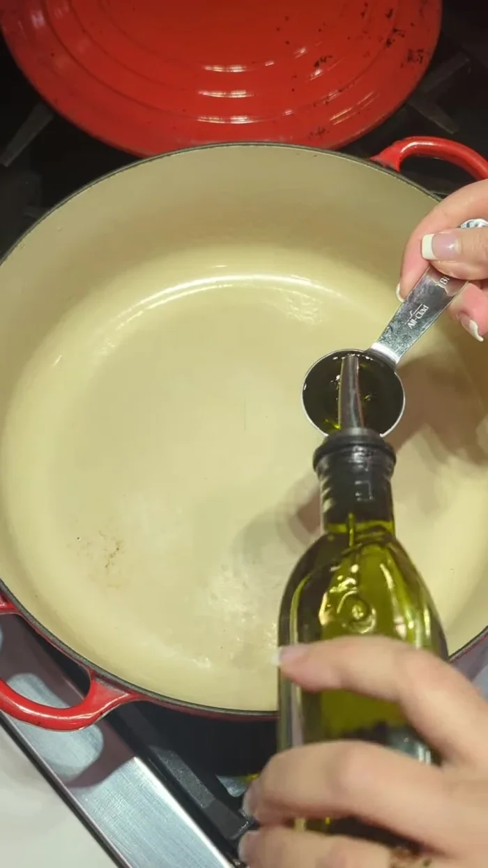Heat 1 tablespoon of olive oil in a pot.