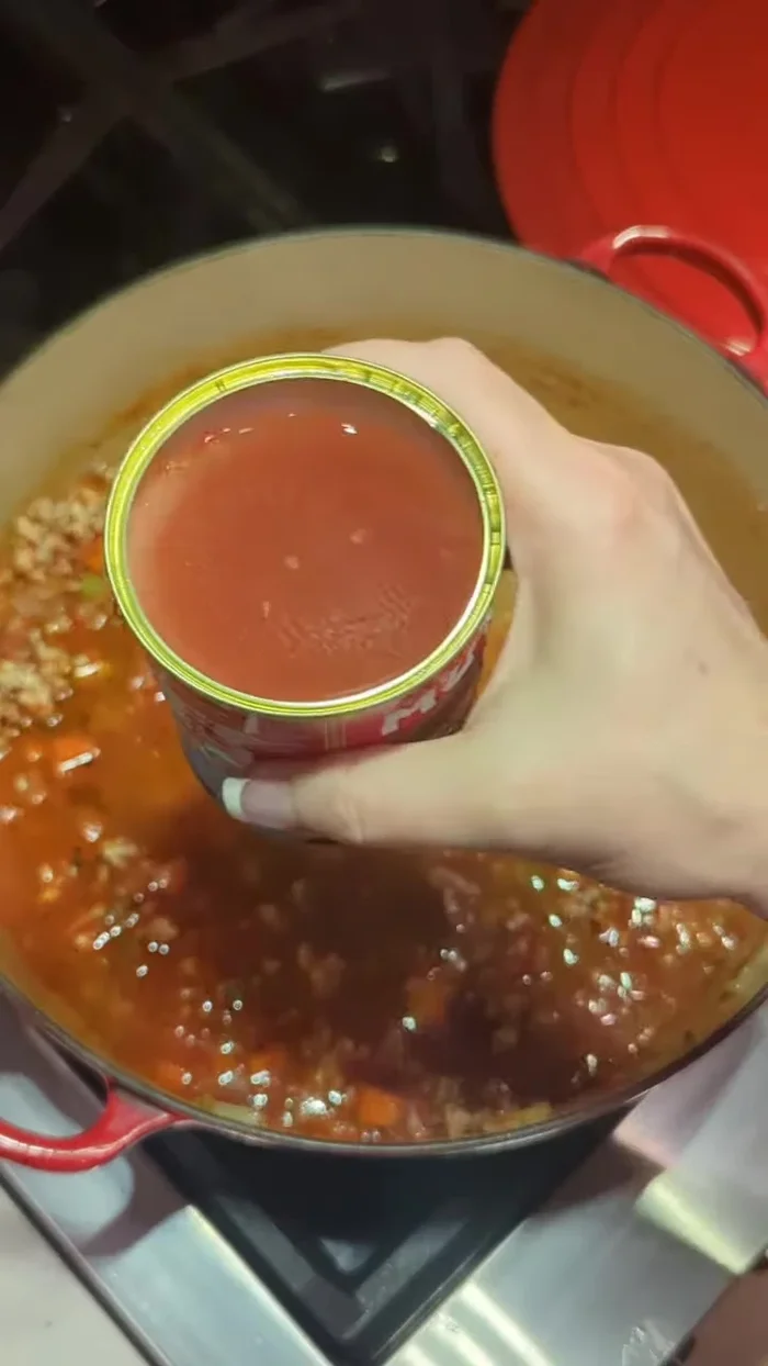 Rinse out the tomato can with some water and add it to the stew.