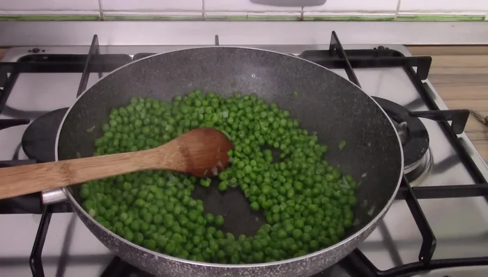 Once the peas are cooked, add 4 tablespoons to the minced chicken; keep the rest aside.