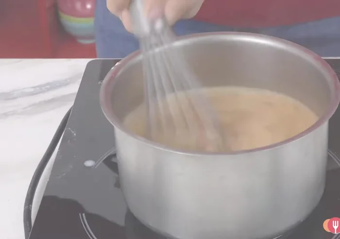 Combine 300 ml of milk with 100 g of sifted corn starch.