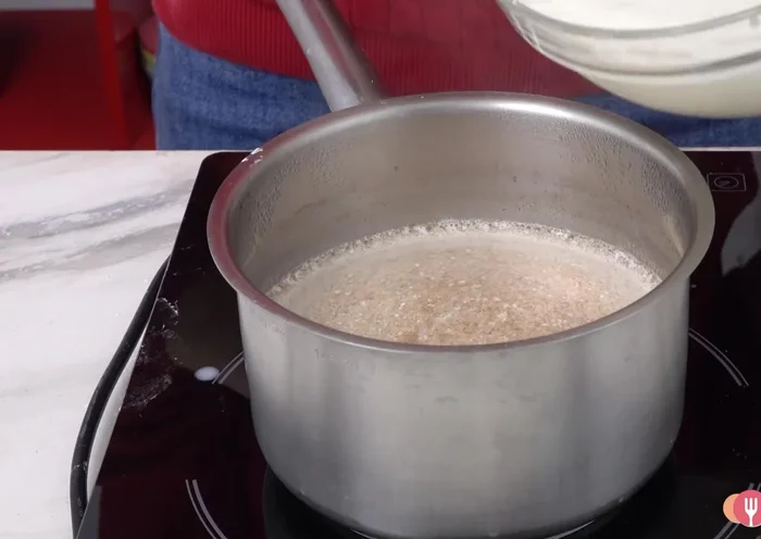 On low heat, continuously mix until the cream thickens.