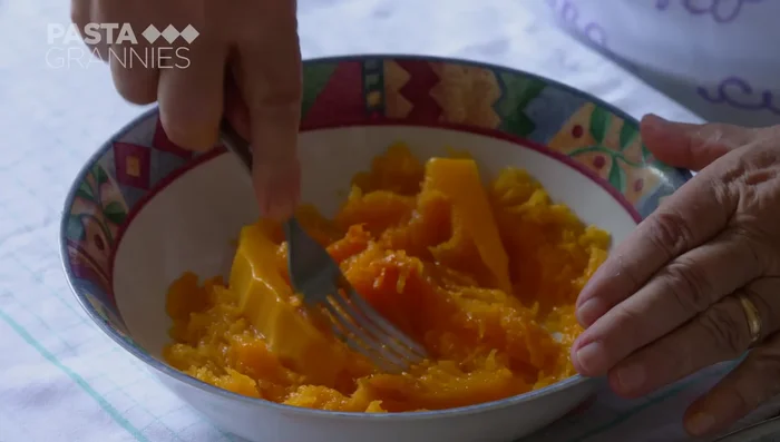 Prepare the filling: Roast 300g of pumpkin. Add black pepper, salt, sugar, nutmeg and 100g grated parmesan. Mix with breadcrumbs. (290.919)