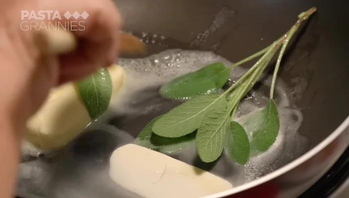 Cook the cappellacci in simmering salted water for about 4 minutes. (523.76)