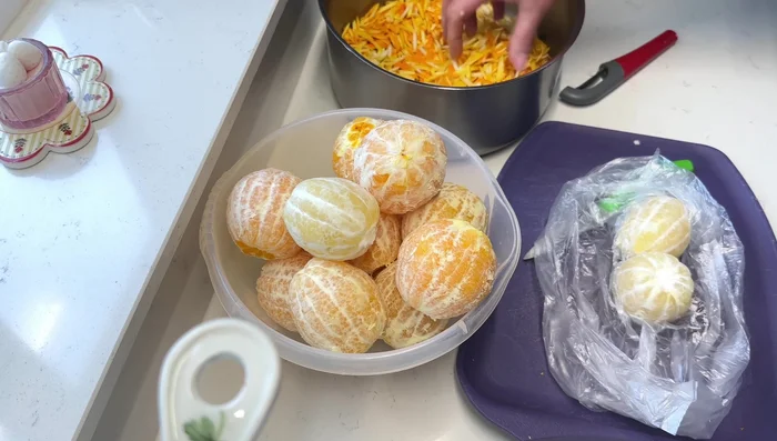 Peel the zest from 1.5 kg of oranges and one lemon. Cut the zest thinly (107.719).