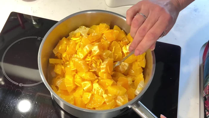 Add 1 kg of sugar, stir, and let the sugar dissolve (474.24). Add more sugar to taste (480.52).