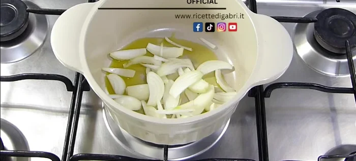 Fry the vegetables. Then, add 500g of stew meat, cut into small pieces for faster cooking. Mix and brown the meat until it changes color and has a slightly burnt appearance around the pan.