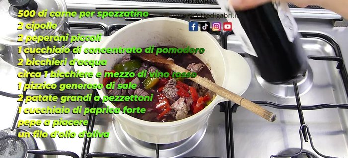 Add a quarter of a bottle of red wine (white wine can also be used). Raise the heat and let the wine evaporate completely.