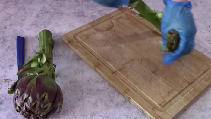 Prepare fried artichokes: Cut cleaned artichokes into wedges.