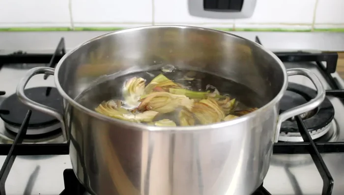Boil the artichoke slices in salted water with lemon and vinegar for 5-6 minutes (or 10 minutes for softer artichokes).