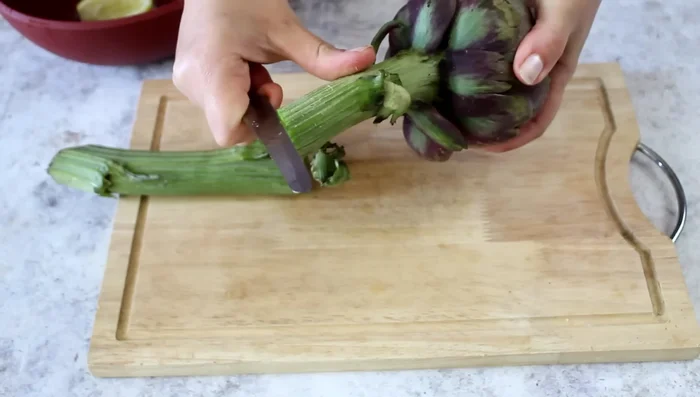 Prepare the artichokes: Remove the hardest outer leaves and stem. Peel the stem and cut into slices.