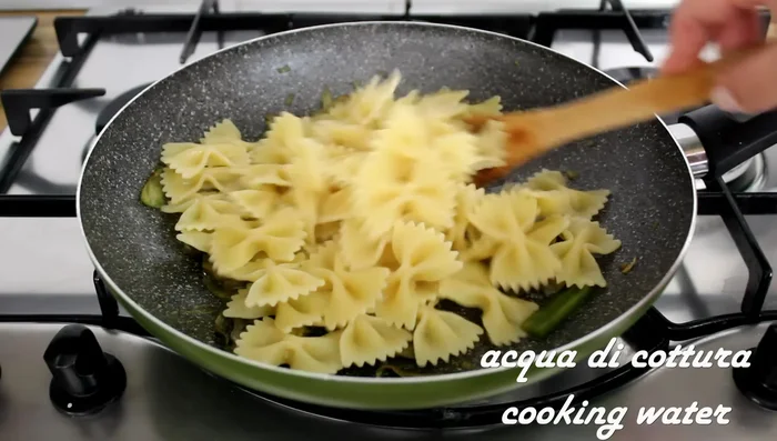Combine cooked pasta and artichokes. Stir in ricotta cream and serve.
