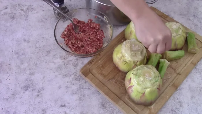 Fill the artichokes with the meat mixture.