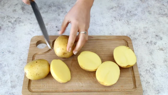 Cut the potatoes in half.