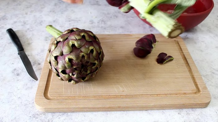 Clean two artichokes, remove the hardest outer leaves, stem, and woody parts. Eliminate all hard parts, including internal leaves and fluff.